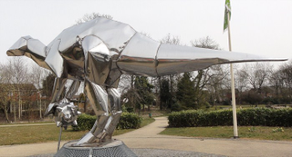Illustration for article titled These Are The Weirdest Dinosaur Statues Ever